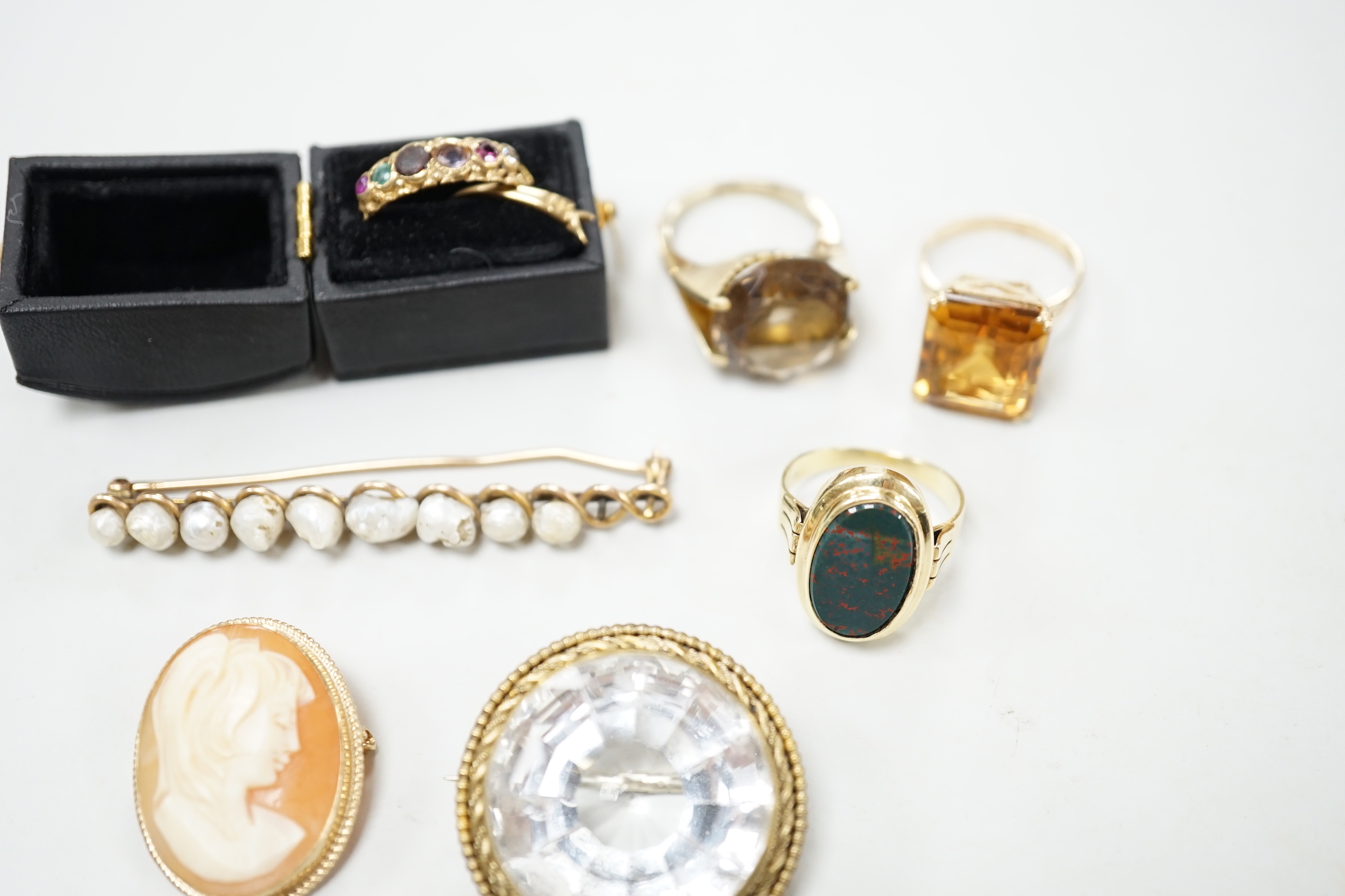 Sundry jewellery including three yellow metal and gem set rings, cameo brooch, two other brooches including rock crystal and a damaged 'Regard' ring.